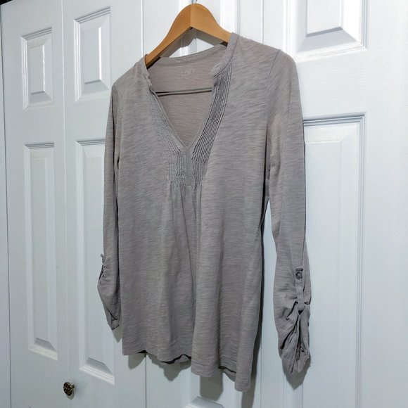 Ann Taylor LOFT | Light Grey/Beige Pleated V-neck 3/4 Sleeve Tunic Top - Picture 2 of 2